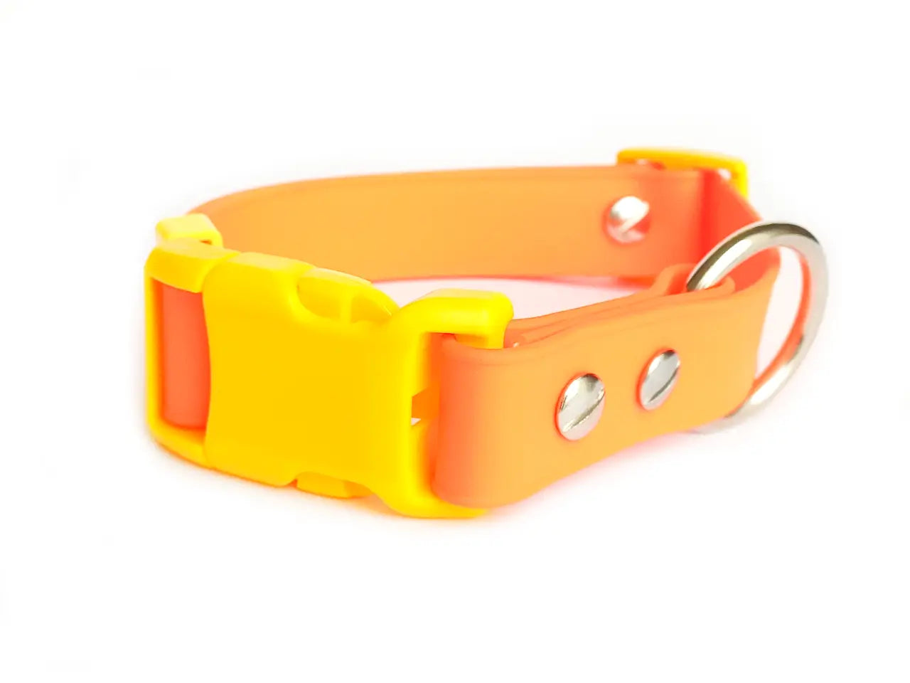 Collar ajustable para perro, fabricado en biothane color naranja y acero inoxidable. Su broche es plástico en color amarillo.