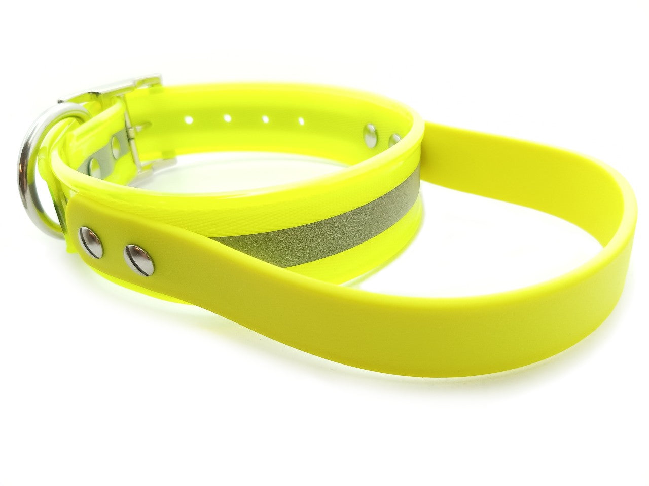 Collar de intervención con asa superior para control. Fabricado en biothane amarillo mate y reflejante. Herrajes de acero inoxidable y latón.
