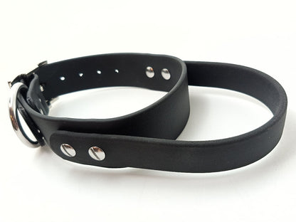 Collar de intervención con asa superior para control. Fabricado en biothane negro mate. Herrajes de acero inoxidable y latón.