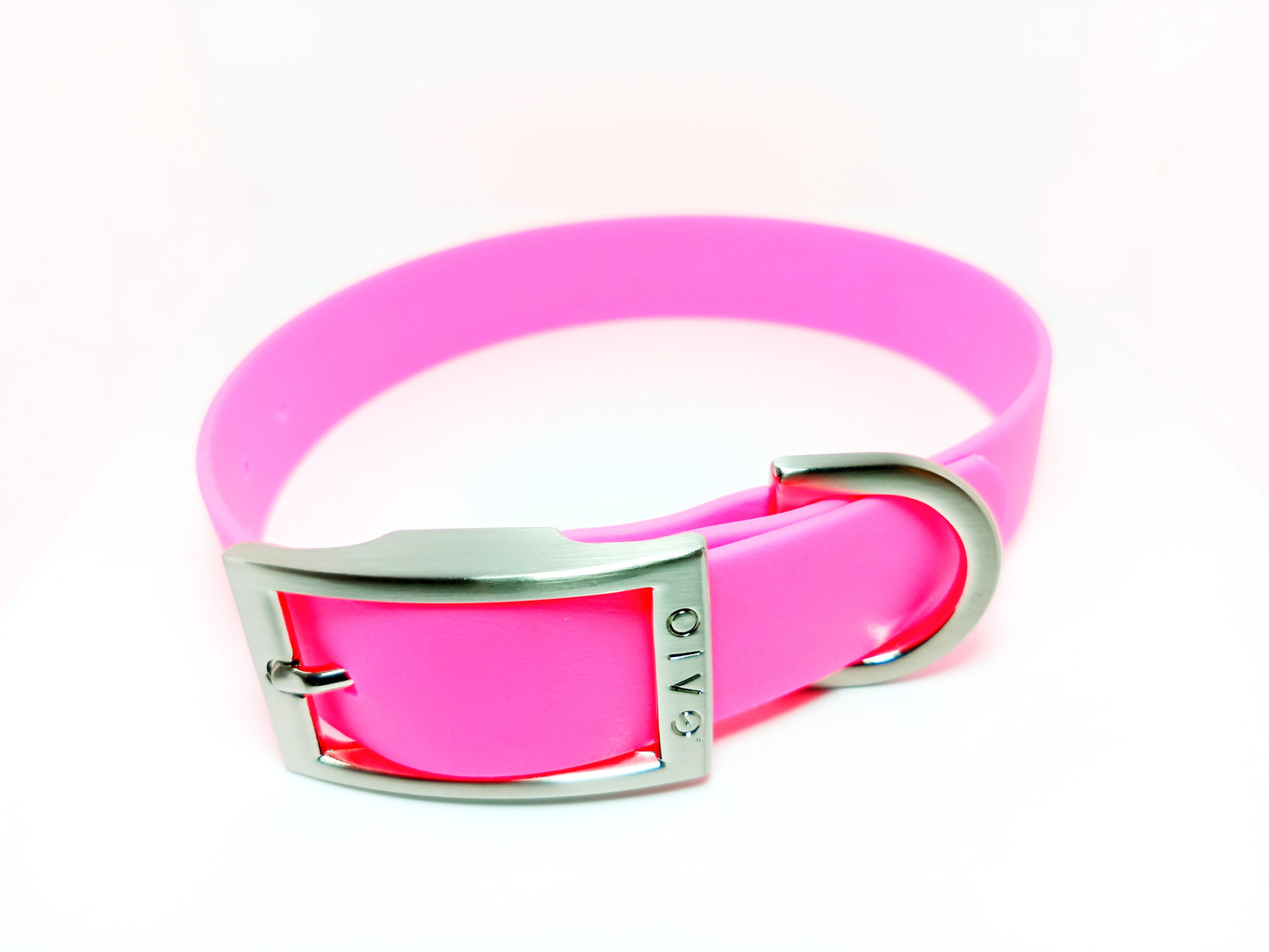 collar de perro rosa neonCollar para perro tipo cinto, fabricado con biothane color rosa mate. Hebilla metálica con el logo de GAIO.