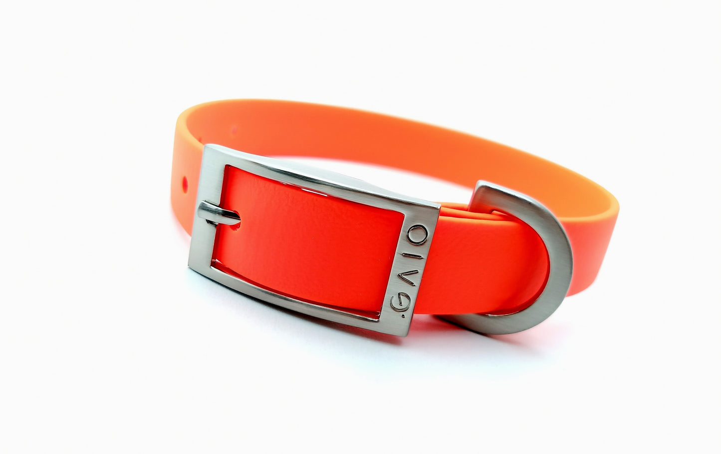 Collar para perro tipo cinto, fabricado con biothane color naranja mate. Hebilla metálica con el logo de GAIO.